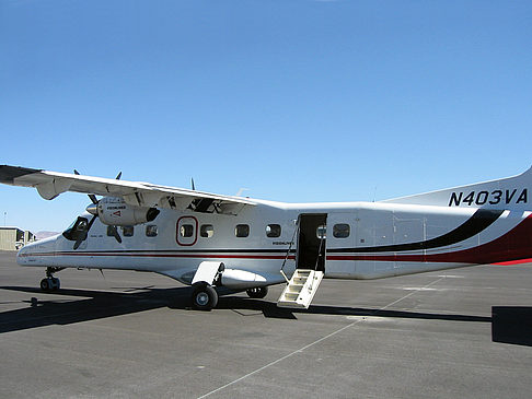 Flugzeug auf dem Landeplatz Foto 